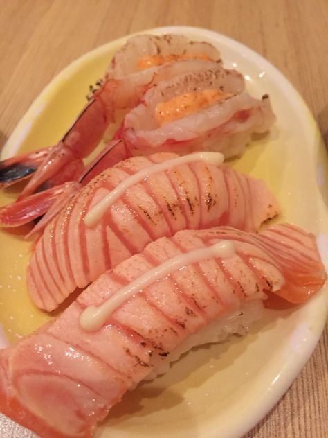 Aburi salmon and aburi mentai shrimp - Itacho sushi at Plaza Sg, Dhoby Ghaut SG Salmon Mentai Recipe, Aesthetic Food Sushi, Sushi And Drinks Aesthetic, Aburi Sushi, Sushi Grade Salmon, Salmon Sushi, I Want Food, Salmon Aburi Sushi, Bento Recipes