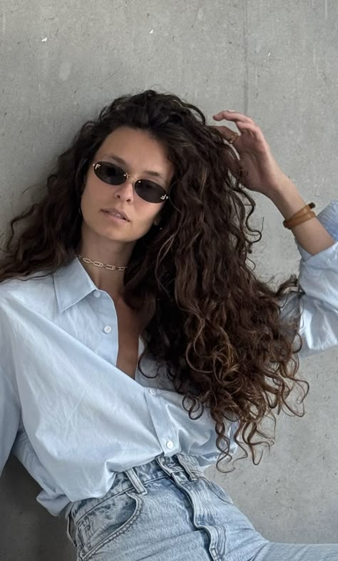 Wavy Hairstyles Women Long, Debra Messing Hair Curly, Long Messy Wavy Hair, Curly Hair Cuts With Layers Face Framing, Long Curly Hair Side Part, Curly Money Piece Hair, Medium Contrast Hair Color, Curly Hair No Part, Frizzy Curly Hair Aesthetic