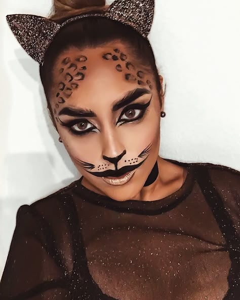 Halloween makeup Look! Black Panther www.alejandraesperon.com Diy Black Panther Costume For Women, Black Panther Makeup Ideas, Black Panther Makeup Halloween, Black Panther Makeup, Halloween Makeup Cat, Panther Makeup, Leopard Makeup Halloween, Cat Face Makeup