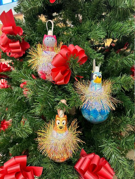 Good 2 Grow Juice Tops Crafts, Good To Grow Juice Tops Diy, Grinch Diy Ornament Kids, Kids Clear Ornament Craft, Kids Bulb Ornaments Craft Ideas, Grinch Christmas Ornaments Plastic Canvas, Tiny String Lights, Snow Globe With Plastic Ornaments, Globe Ornament