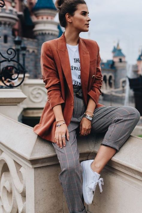 Plaid Pants Outfit, Peplum Tops, Chique Outfits, Blazer Outfit, Brown Blazer, Summer Work Outfits, Retro Mode, Mode Casual, Business Outfit