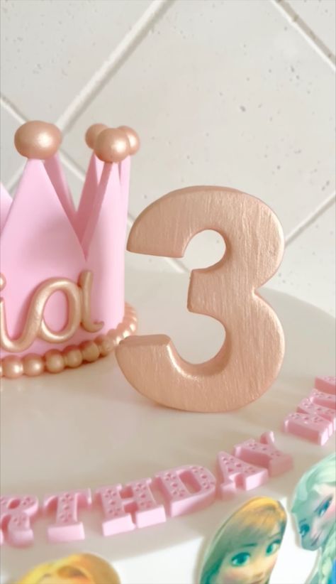 Click the link to see how to make a fondant number cake topper tutorial Fondant Numbers Topper, Fondant Numbers, Number Topper, Number Cake Toppers, Fondant Cake Topper, Cake Topper Tutorial, Number Cake, Number Cakes, Cake Decorating Tutorials