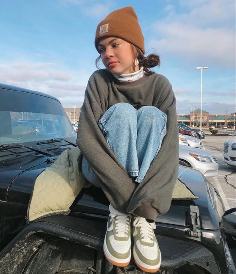 Gronola Girl Outfits Fall, Lesbian Outfits Winter, Summer Beanie Outfit, Vermont Aesthetic Outfit, Cold Camping Outfit, Aesthetic Beanie Outfit, Winter Jean Jacket Outfits, Granola Girl Aesthetic Outfits Winter, Fall Beanie Outfit