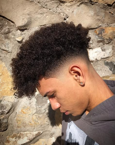 Blowout Fade, Taper Fade Afro, Graduated Haircut, Blowout Haircut, Fade Haircut Curly Hair, Men Fade Haircut Short, Taper Fade Curly Hair, Hair Blowout, Blow Hair