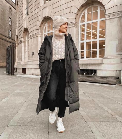 How Style Icons Wear Trending Duvet Coat Outfits | Fashionisers© - Part 9 Puffy Winter Coat, Duvet Coat, Winter Coat Outfits, Cold Fashion, Nyc Outfits, Big Hug, Coat Outfit, Sweater Layering, Cold Weather Fashion