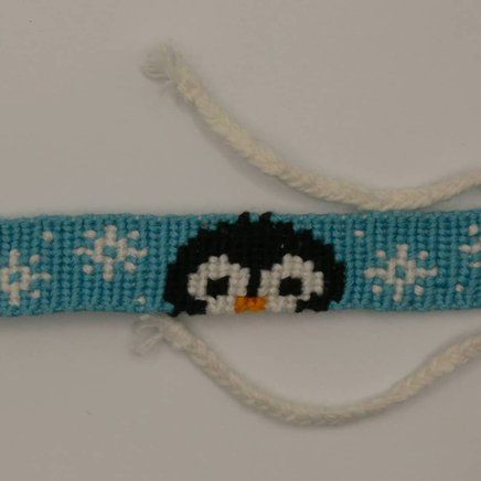 Penguin Friendship Bracelet, Penguin Bracelet Pattern, Winter Friendship Bracelets, Friendship Brackets, Bracelets Thread, Bracelets Knots, Penguin Bracelet, String Bracelet Patterns, Luxury Hair Accessories