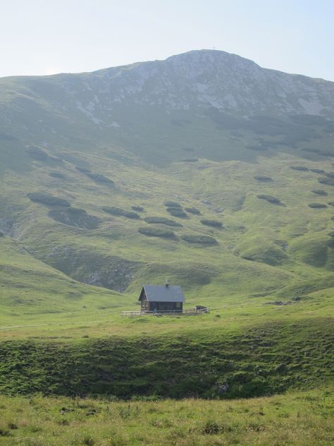 Little Cabin In The Woods, Cabin Inspiration, In The Middle Of Nowhere, Middle Of Nowhere, Cabins And Cottages, Green Life, Cabins In The Woods, Beautiful Mountains, Magical Places