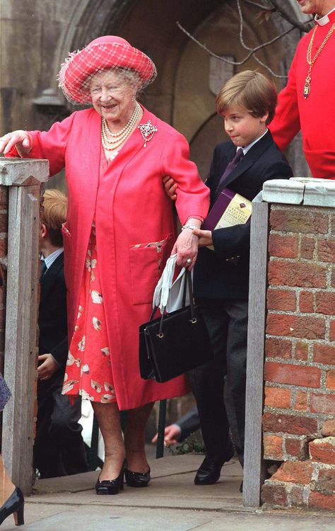 The young prince who would have been 9 years old at the time, helping his Great Grandmother up the steps outside St. George's Chapel in Windsor Castle in April 1992. The Queen Mother, Rainha Elizabeth Ii, Queen Mum, Royal Uk, Royal Family England, Elisabeth Ii, British Royal Families, Princess Elizabeth, Royal Queen