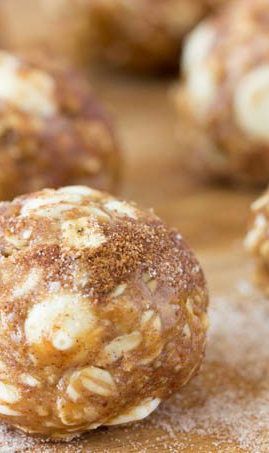 White Chocolate Cinnamon Roll Energy Balls Spanish Hot Chocolate, Blood Hound, Oatmeal Balls, Energy Bites Healthy, Oatmeal Bites, Energy Balls Healthy, Energy Bites Recipes, Peanut Butter Roll, Cinnamon Oatmeal