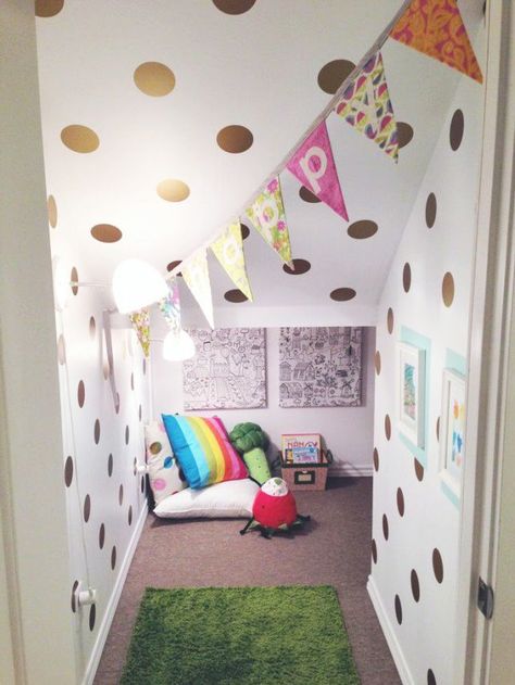 12 charming ways to use the space under the stairs Stairs Nook, Under Stairs Playroom, Stair Nook, تحت الدرج, Mommo Design, Under The Stairs, Gold Dot, Big Girl Rooms, Design Del Prodotto