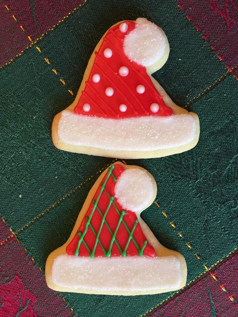 Santa Hats...polka dots and stripes! Santa Hat Cookies Decorated, Santa Hat Cookies, Christmas Sugar Cookies Decorated, Cookie Christmas, Hat Cookies, Cookies Ideas, Iced Biscuits, Iced Sugar Cookies, Christmas Hats