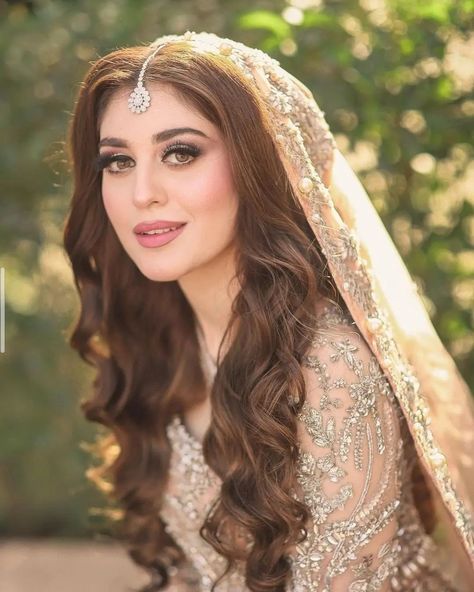 Walima Bride, Red Saree Wedding, Valima Bride, Half Up Half Down Wedding Hair, Engagement Dress For Bride, Asian Wedding Dress Pakistani, Cool Hairstyles For Girls, Pakistani Bridal Makeup, Half Up Half Down Wedding