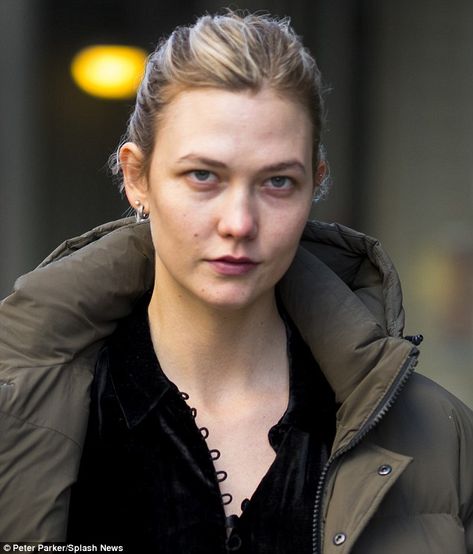 No makeup, no problem! Karlie Kloss didn't hide her face as she was seen makeup-free in New York on Monday Karlie Kloss Makeup, Karlie Kloss Hair, Karli Kloss, Large Black Handbag, International Model, High Fashion Photography, Celebrity Faces, Model Looks, Karlie Kloss