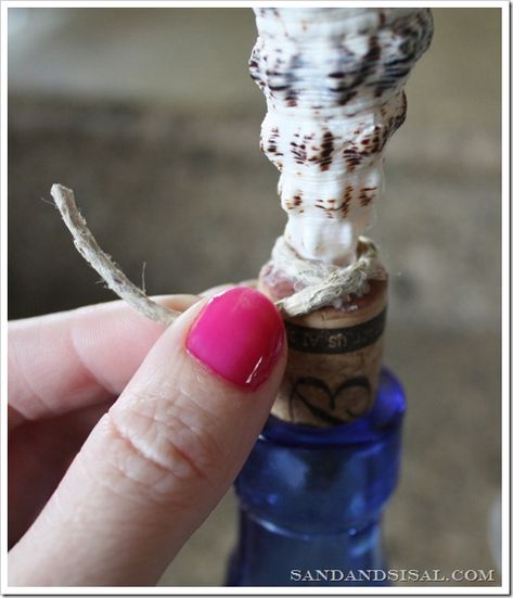 Hot glue shell in cork Wine Stopper Diy, Nautical Bottle, Altered Box, Shell Ideas, Oyster Shell Crafts, Starfish Decor, Wine Bottle Corks, Wine Cork Crafts, Shell Crafts Diy