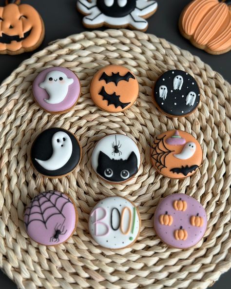 Édesmézes (@edesmezes__) • Instagram photos and videos Circle Halloween Cookies, Galletas Aesthetic, Desert Board, Sweata Weatha, Pumpkin Shaped Cookies, Halloween Biscuits, Galletas Halloween, Cookies Art, Cookies Halloween