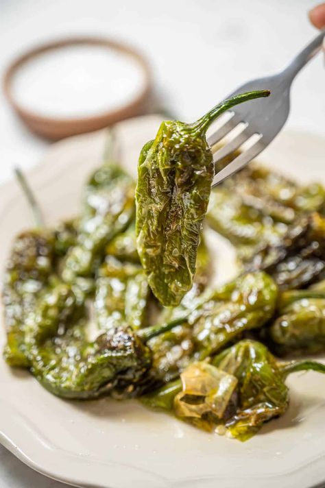 Best Padron Peppers Recipe - How to Cook Pimientos de Padron - Spanish Sabores Pardon Peppers Recipe, Pardon Peppers, Authentic Spanish Tapas Recipes, Padron Peppers Recipe, Tortilla Patatas, Vegetarian Tapas, Padron Peppers, Spanish Cooking, One Bite Appetizers