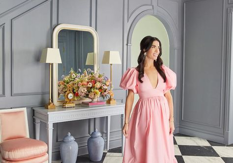 Interior designer Caitlin Wilson is the queen of traditional with a twist. Caitlyn Wilson Design, Caitlin Wilson Design, Newport Beach Homes, Modern Traditional Home, Caitlin Wilson, Dream Kitchens Design, Creative Jobs, Pink Sofa, Traditional Sofa