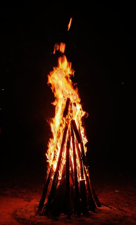 Bonfire Aesthetic, Fire Magic, Winter Carnival, Bonfire Party, Fire Tattoo, Vertical Images, Fire Photography, Character Analysis, Desi Aesthetic