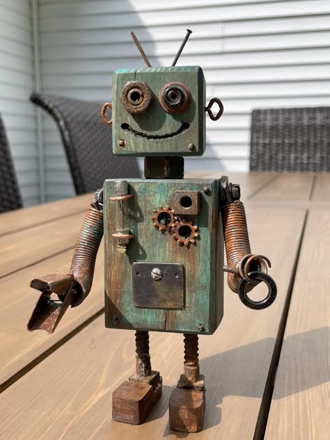 Junkbots Ideas, Wood Robots Diy, Found Objects Sculpture, Scrap Robot, Robot Craft, Recycled Robot, Metal Robot, Aluminum Can Crafts, Scrap Wood Crafts