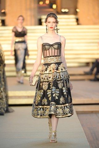 Dolce & Gabbana Herbst/Winter 2019-2020 Haute Couture - Fashion Shows | Vogue Germany Dolce And Gabbana Alta Moda, Dolce Gabbana Alta Moda, Dolce And Gabbana Fashion, Haute Couture Gowns, Gabbana Dress, Gaun Fashion, Vogue Germany, فستان سهرة, Dolce E Gabbana