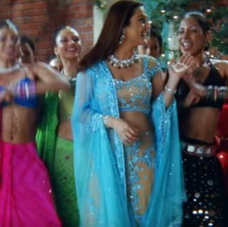 Girly Glam Like Preity In Kal Ho Na Ho Retro Bollywood Fashion, Lehenga Styles, Pretty Zinta, 90s Bollywood Fashion, Sangeet Ceremony, Desi Wedding Dresses, Preity Zinta, Lehenga Designs Simple, Retro Bollywood