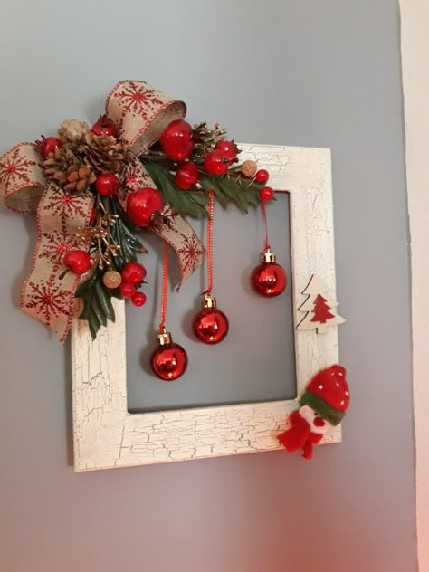 Frame Wreath Ideas, Christmas Frames Diy, Frame Wreaths, Xmas Frames, Diy Christmas Photo, Picture Frame Wreath, Christmas Tree Decorations Ribbon, Christmas Picture Frames, Frames Diy