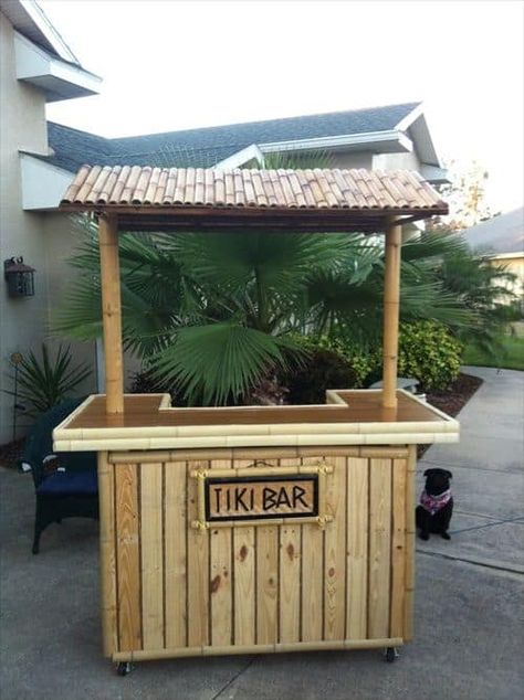 87 Epic Pallet Bar Ideas to Embrace for Your Event - Homesthetics Palet Bar, Bar Pallet, Outdoor Tiki Bar, Pins Ideas, Pallet Bar Diy, Diy Outdoor Bar, Pallet Furniture Designs, Woodwork Diy, Large Workshop