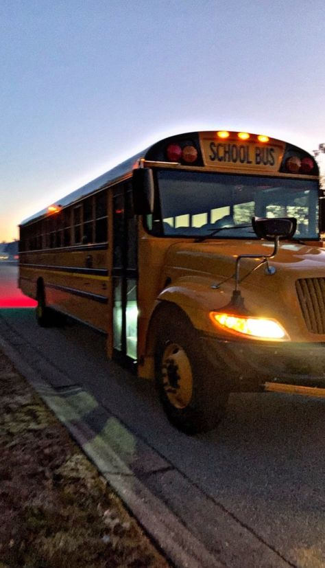 BUS SCHOOL BUS YELLOW STOP ROAD NIGHT SUNSET SUNRISE RED ORANGE PINK PURPLE LIGHTS BLURRY LIGHTS TRAFFIC School Bus Aesthetic, Sadie Core, School Bus Pictures, Bus Aesthetic, Vision Board Ideas, Bus Stand, School Buses, American School, Exchange Student