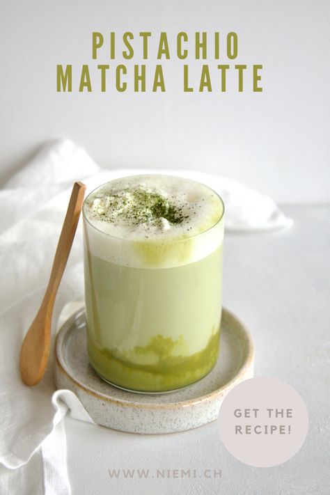 Delicious recipe for a Pistachio Matcha Latte that combines the earthy matcha flavor and the nutty pistachio. Easy and quick recipe. Cafe Coffee Recipes, Matcha Benefits Skin, Matcha Flavor Combination, Matcha Flavor Pairing, Pistachio Hot Chocolate, Fall Matcha Drinks, Ube Matcha Latte, Pistachio Matcha Latte, Matcha Food Recipes