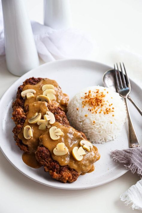 Jollibee Burger Steak, Burger Steak Recipe, Jollibee Burger, Steak Gravy Recipe, Steak Gravy, Burger Patty Recipe, Burger Steak, Burger Patties, Filipino Style