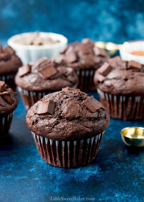 These double chocolate muffins are moist and hearty with an intense chocolate flavor. #doublechocolatemuffins #doublechocolatechipmuffins #doublechocolatechunkmuffins Choco Muffins, Double Chocolate Muffin Recipe, Bakery Muffins, Double Chocolate Chip Muffins, Chocolate Muffin Recipe, Chocolate Muffin, Double Chocolate Muffins, Cooking Mama, Football Snacks