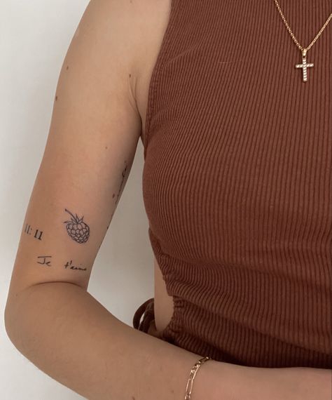 Simple Sticker Sleeve Tattoo, Strawberry Tattoo Placement, Upper Arm Small Tattoos For Women, Above The Knee Tattoo Ideas Women, Simple Tattoo Sleeves For Women, Fine Line Sticker Sleeve Tattoo, Upper Arm Tattoo Placement, Raspberry Tattoo Minimalist, Small Upper Arm Tattoo