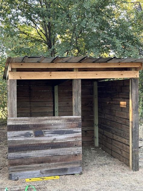 Diy Horse Shelter, Shelter Bed, Horse Barn Ideas Stables, Horse Shelter, Goat Barn, Horse Ideas, Horse Diy, Barn Ideas, Horse Barns