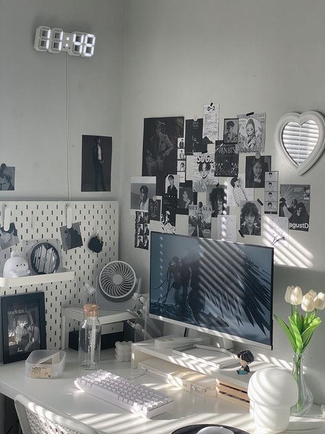 Black And White Aesthetic Study Table, Tiktok Desk Aesthetic, Wordroab Aesthetic, Aestethic Desk Setup, Kpop Desk Inspiration, Desk Ideas Aesthetic Minimalist, K Pop Bedroom Aesthetic, Kpop Apartment Aesthetic, Aesthetic Kpop Desk Setup