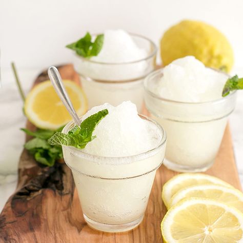 Sicilian Lemon Granita Lemon Granita, Granita Recipes, Healthy Summer Snacks, Cheesecake Oreo, Homemade Snickers, Italian Recipes Traditional, Meatless Main Dishes, Sicilian Lemon, Sicilian Recipes