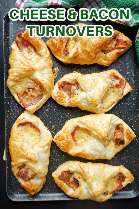 Cheese and Bacon Turnovers with puff pastry, some delicious savoury bites that are super easy to make with only 4 ingredients. They make a great snack in between meals, or even an excellent finger food for parties and celebrations. Puff Pastry Bacon Cheese, Bacon And Cheese Turnover, Bacon Cheese Puffs, Turnovers With Puff Pastry, Puff Pastry Bacon, Air Fryer Recipes Uk, Cheese Turnovers, Philo Dough, Savoury Bites