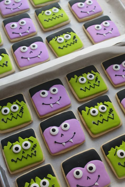 Frankenstein Cookies, Monster Cookies Halloween, Halloween Cookie Designs, Frankenstein Cookie, Halloween Sugar Cookies Decorated, Easy Halloween Cookies, Halloween Care Packages, Cupcake In A Jar, Halloween Cookies Decorated