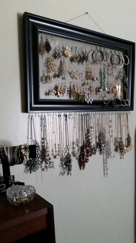 Diy Jewelry Organizer Wall, Wall Display Ideas, Diy Jewelry Wall, Frame Jewelry Organizer, Diy Jewelry Organizer, Diy Earring Holder, Jewelry Organizer Diy Wall, Jewelry Storage Diy, Diy Jewelry Display