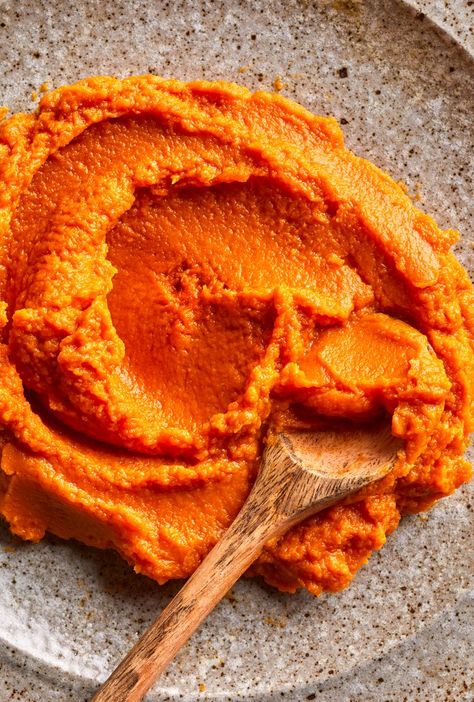 How to Make Pumpkin Puree to Use in Your Recipes Pumpkin Recipes From Fresh Pumpkin, Diy Pumpkin Puree, Pumpkin Cooking, Make Pumpkin Puree, Pumpkin Puree Recipes, Pumpkins And Gourds, Fresh Pumpkin, Homemade Pumpkin Puree, Pumpkin Recipe