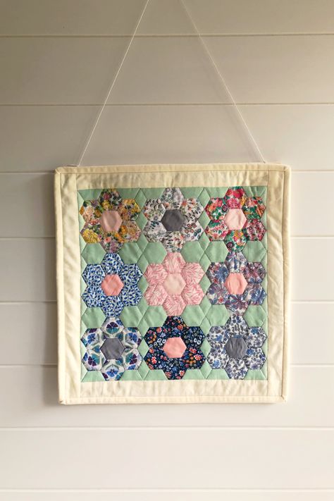 Flower Garden Ramble Mini Quilt - English Paper Piecing Pattern by Miss Leela for The Maker's Stash - Hexie Flowers patchwork quilt Hexie Flower Quilt, Modern Hexie Quilts, English Paper Piecing Projects, Hexie Flowers, Epp Projects, Hexie Projects, Hexie Patterns, Hexagon Quilts, Hexie Quilt