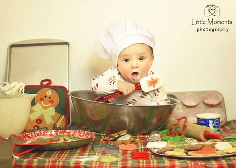 Infant Christmas Baking Photo (My sweet baby boy) Baby Christmas Card, Baby Christmas Photography, Baby Baker, Christmas Pic, Baby Chef, Gingerbread Baby, Baby Christmas Photos, Baby Fotografie, Xmas Photos