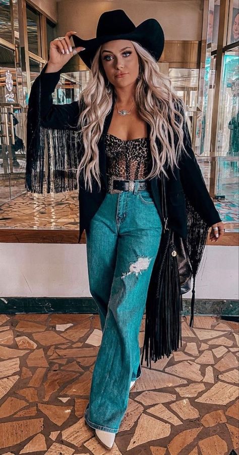 Country Bar Outfit, Mode Coachella, Traje Cowgirl, Nashville Style Outfits, Mode Country, Nfr Outfits, Morgan Wallen Concert, Country Bar, Rodeo Outfit