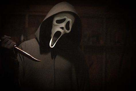 Movie Scream (2022) HD Wallpaper Horror Wallpaper Desktop, Wallpaper Scream, Ghostface Wallpaper, Jasmin Savoy, Horror Wallpaper, Savoy Brown, Melissa Barrera, Scream Vi, Ghost Mask