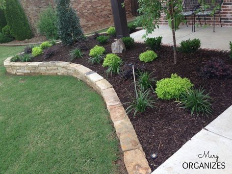 Yard Cleaning, Stone Edge, Landscaping Along Fence, Garden Front Of House, Landscape Borders, Walkway Landscaping, Stone Landscaping, Backyard Plants, Beautiful Bed