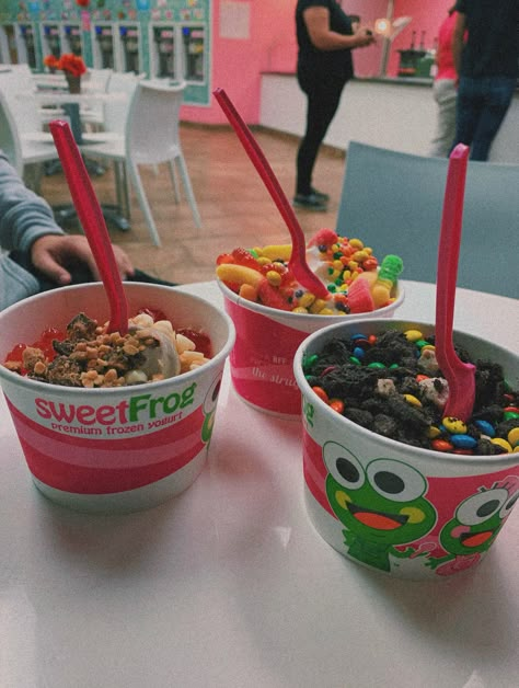 Sweet Frog Frozen Yogurt Aesthetic, Sweet Frog Frozen Yogurt, Iced Caramel Latte Recipe, Froyo Recipe, Caramel Latte Recipe, Frog Ideas, Sweet Frog, Fro Yo, Alien Cat