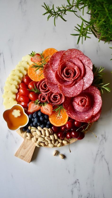 Flower Cheese Board, Floral Charcuterie Board, Flower Food Ideas, Rose Charcuterie Board, Charcuterie Rose, Serving Food Ideas, Rose Shaped Food, Color Party Food, Flower Shaped Food