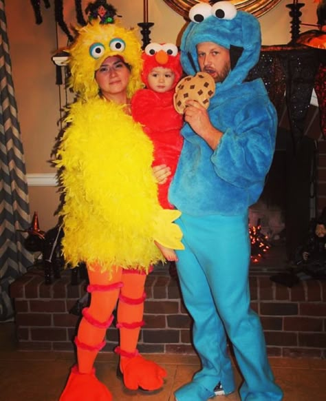 Sesame Street family costume Sesame Street Halloween Costumes, Big Bird Costume, Family Costumes For 3, Elmo Costume, Family Costumes Diy, Addams Family Costumes, Baby Kostüm, Diy Kostüm, Scary Halloween Party