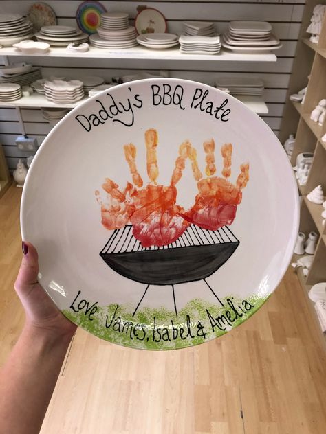 Kids Craft Gifts, Diy Father's Day Crafts, Bbq Plates, Fathers Day Art, Father's Day Activities, Homemade Fathers Day Gifts, Baby Art Projects, Cadeau Parents, Bbq Gifts