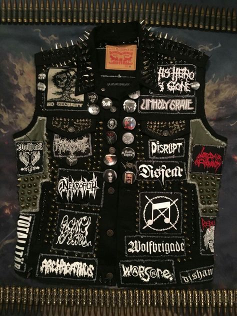 Battle Vest Women, Leather Battle Vest, Crust Vest, Battle Vest Ideas, Grunge Outfits Punk, Punk Moodboard, Crust Pants, Vest Ideas, Metallica Concert