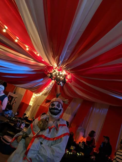 Spooky Circus Halloween Party, Creepy Circus Halloween Party, Evil Clown Halloween Decorations, Haunted House Room Themes, Creepy Circus Party, Clown Room In Haunted House, Big Halloween Decorations, Circus Theme Halloween Party, Clown Decorations Halloween